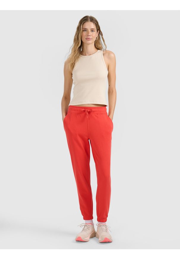 4f - 4F Spodnie dresowe joggery damskie - czerwone M. Kolor: czerwony. Materiał: dresówka. Wzór: gładki, ze splotem