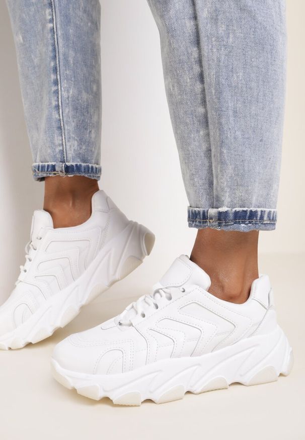 Renee - Białe Sneakersy Rhethishia. Kolor: biały. Materiał: jeans. Szerokość cholewki: normalna. Wzór: aplikacja