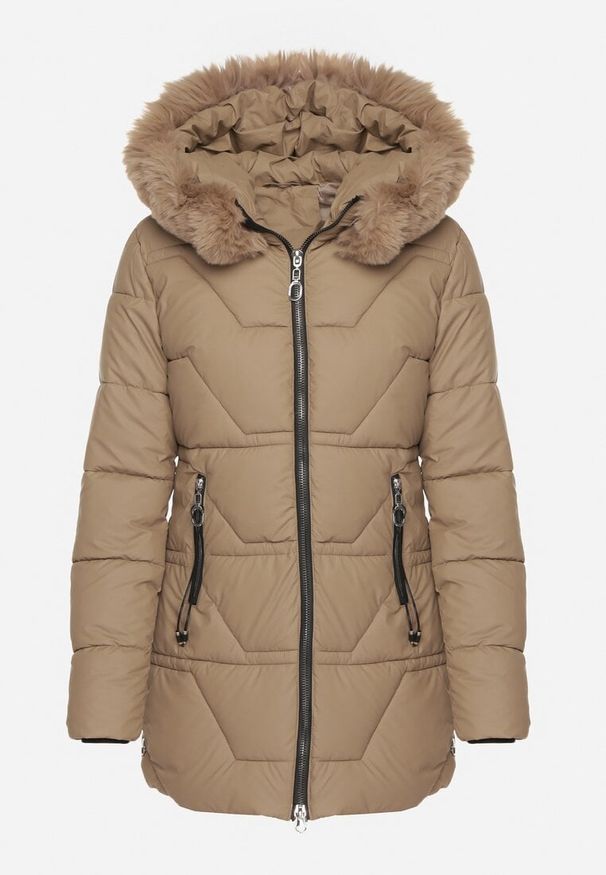 Born2be - Ciemnobeżowa Taliowana Kurtka Pikowana z Kapturem z Futrem Nalaseva. Okazja: na co dzień. Typ kołnierza: kaptur. Kolor: beżowy. Materiał: futro. Sezon: zima. Styl: casual, elegancki