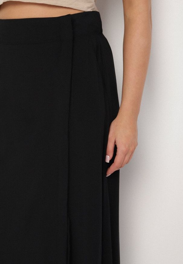 Born2be - Czarna Spódnica z Wiskozy o Rozkloszowanym Kroju Galinelle. Okazja: na co dzień. Kolor: czarny. Materiał: wiskoza. Styl: casual, elegancki