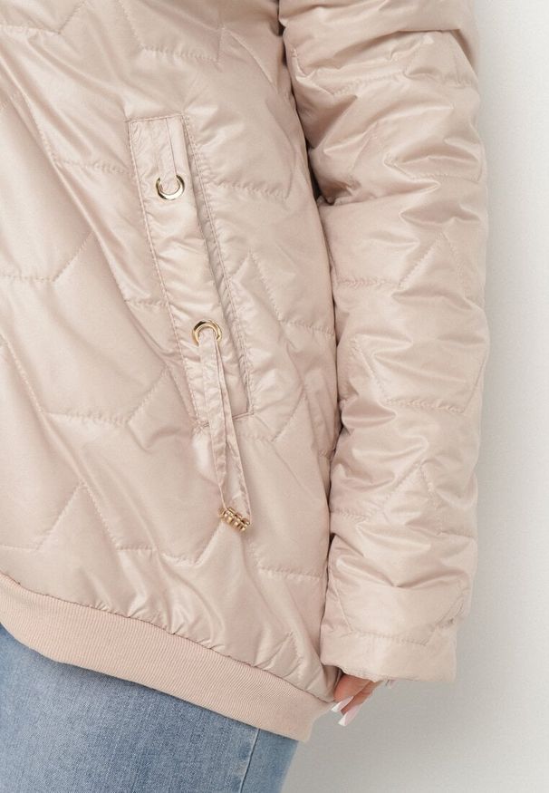 Born2be - Beżowa Kurtka Pikowana o Pudełkowym Kroju z Kapturem Nusolea. Okazja: na co dzień. Typ kołnierza: kaptur. Kolekcja: plus size. Kolor: beżowy. Materiał: jeans. Styl: elegancki, casual