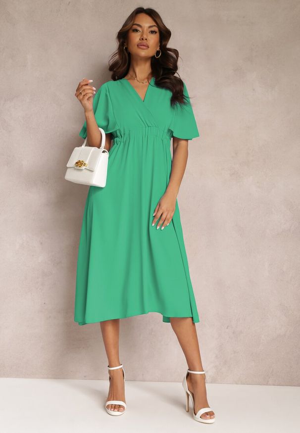 Renee - Zielona Sukienka z Gumką w Talii Krótkim Rękawem i Kopertowym Dekoltem Kelila. Kolor: zielony. Długość rękawa: krótki rękaw. Typ sukienki: kopertowe. Długość: midi