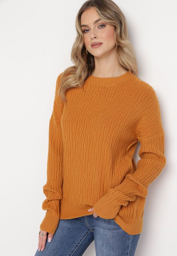 Born2be - Brązowy Sweter o Klasycznym Kroju z Wytłoczonym Wzorem Gundall. Kolor: brązowy. Styl: klasyczny