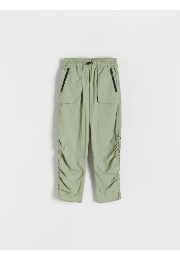 Reserved - Spodnie parachute - jasnozielony. Kolor: zielony. Materiał: tkanina