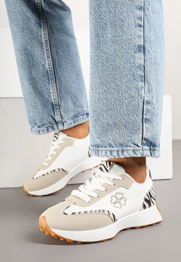 Born2be - Beżowo-Białe Sneakersy Zdobione Haftem i Zeberkowymi Wstawkami Alinalla. Okazja: na co dzień, na spacer. Kolor: beżowy. Materiał: jeans. Szerokość cholewki: normalna. Wzór: haft, aplikacja. Obcas: na płaskiej podeszwie. Sport: turystyka piesza