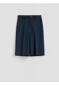 Reserved - Bermudy z paskiem - granatowy. Kolor: niebieski. Materiał: bawełna, tkanina. Długość: długie #1