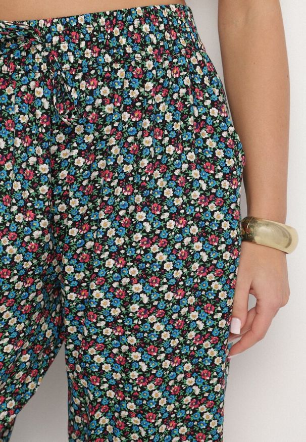 Born2be - Zielono-Czarne Wiskozowe Spodnie z Wysokim Stanem w Kwiaty Liorelle. Okazja: do pracy, na co dzień. Stan: podwyższony. Kolor: zielony. Materiał: wiskoza. Wzór: kwiaty. Styl: casual