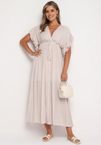 Born2be - Beżowa Taliowana Sukienka z Bawełny Ozdobiona Falbanami przy Rękawach i Gumką w Talii Rivasie. Typ kołnierza: dekolt w kształcie V. Kolor: beżowy. Materiał: bawełna. Długość rękawa: krótki rękaw. Wzór: aplikacja. Sezon: lato #2