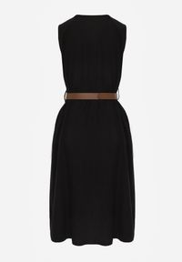 Born2be - Czarna Taliowana Sukienka z Bawełną i Wiskozą Ozdobiona Paskiem Luven. Okazja: na co dzień. Kolor: czarny. Materiał: wiskoza, bawełna. Wzór: aplikacja. Typ sukienki: proste. Styl: casual, elegancki #5