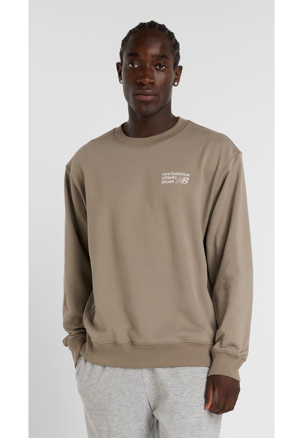 Bluza męska New Balance MT41547DOK – beżowa. Kolor: beżowy. Materiał: tkanina, bawełna, dresówka. Wzór: napisy