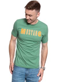 Mustang - MUSTANG Alex LOGO Tee 1009516 6398. Kolor: zielony