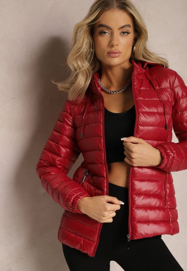 Renee - Bordowa Pikowana Kurtka z Odpinanym Kapturem Telianna. Kolor: czerwony. Styl: elegancki