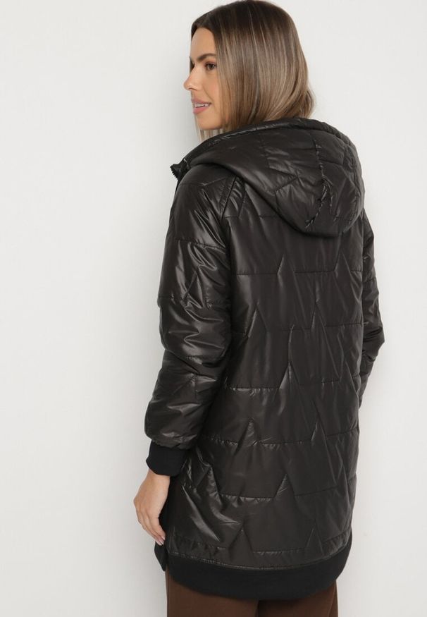 Born2be - Czarna Pikowana Kurtka Przejściowa z Kapturem i Ściągaczami Fesarena. Okazja: na co dzień. Typ kołnierza: kaptur. Kolor: czarny. Materiał: dzianina, jeans. Styl: casual, sportowy