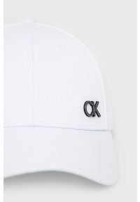 Calvin Klein czapka bawełniana kolor biały z aplikacją. Kolor: biały. Materiał: bawełna. Wzór: aplikacja