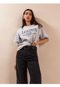 Sinsay - Bawełniana koszulka z napisem London - szary. Kolor: szary. Materiał: bawełna. Wzór: napisy #1