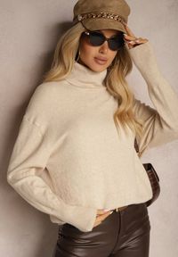 Renee - Beżowy Prążkowany Golf z Kaszmirem z Obniżoną Linią Ramion Nerolina. Typ kołnierza: golf. Kolor: beżowy. Materiał: prążkowany, kaszmir. Sezon: zima