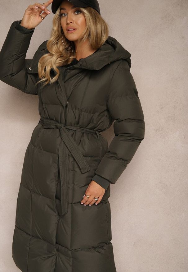 Renee - Ciemnozielona Długa Kurtka z Pikowanymi Przeszyciami Kapturem i Wiązanym Paskiem Zalirra. Okazja: na co dzień. Kolor: zielony. Materiał: dzianina, jeans. Długość: długie. Styl: casual, elegancki