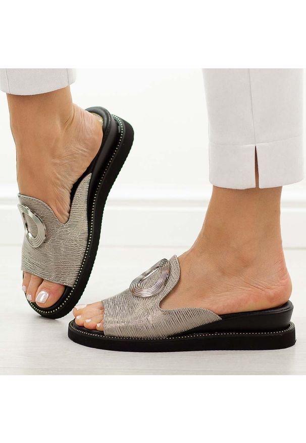 Srebrne klapki damskie na koturnie M.Daszyński 2267-7 26. Okazja: na co dzień. Nosek buta: okrągły. Kolor: srebrny. Materiał: skóra. Wzór: aplikacja. Sezon: wiosna, lato. Obcas: na koturnie. Styl: casual, elegancki, klasyczny