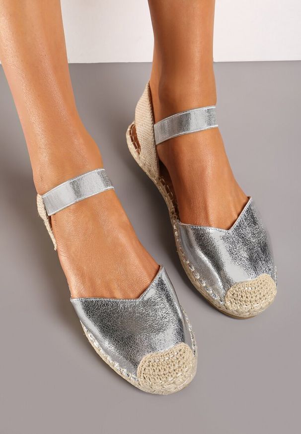 Renee - Srebrne Espadryle z Odkrytą Piętą Ozdobione Plecionką Nrtemisia. Okazja: na imprezę, na co dzień. Kolor: srebrny. Materiał: jeans, len. Wzór: aplikacja. Sezon: wiosna, lato. Styl: elegancki, casual, wakacyjny