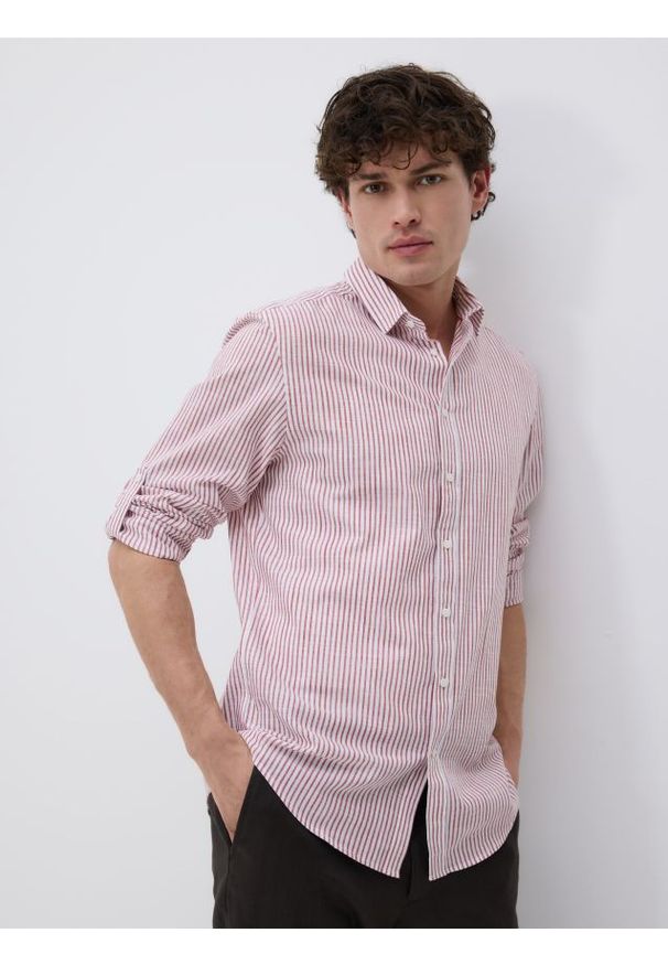 Reserved - Koszula regular fit w paski - czerwony. Kolor: czerwony. Materiał: tkanina, bawełna. Wzór: paski