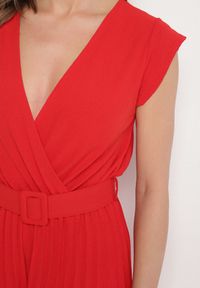 Born2be - Czerwony Kombinezon o Kopertowym Kroju z Plisami i Paskiem w Talii Salivania. Okazja: na co dzień. Kolor: czerwony. Styl: elegancki, casual