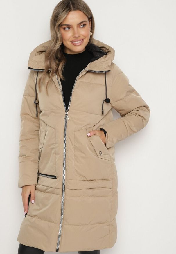 Born2be - Ciemnobeżowa Pikowana Kurtka z Kapturem Kieszeniami i Ozdobnym Suwakiem Mirorae. Okazja: na spacer, na co dzień. Typ kołnierza: kaptur. Kolor: beżowy. Materiał: jeans. Długość: długie. Sezon: zima. Styl: casual