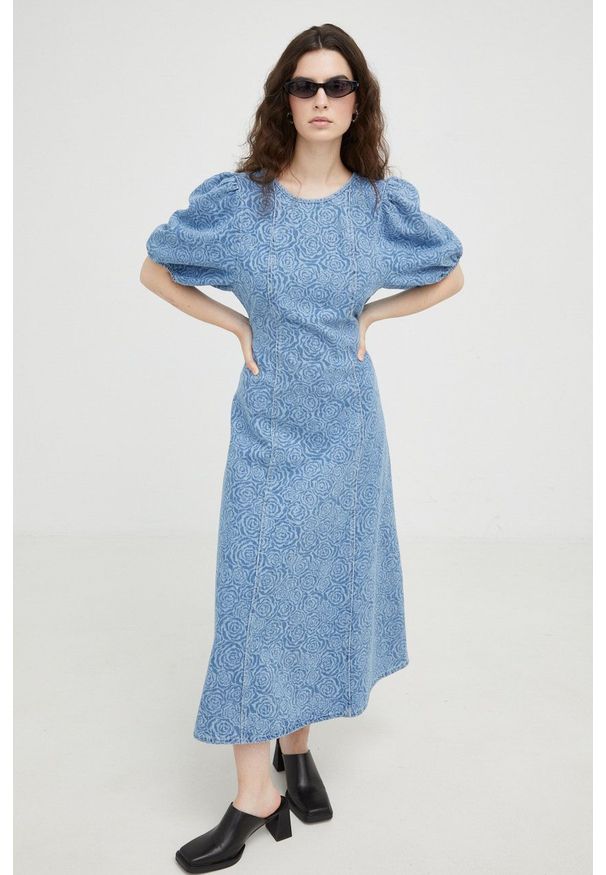 GESTUZ - Gestuz sukienka jeansowa maxi rozkloszowana. Kolor: niebieski. Materiał: jeans. Długość rękawa: krótki rękaw. Typ sukienki: rozkloszowane. Długość: maxi