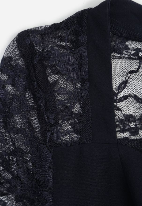 Born2be - Granatowa Taliowana Sukienka VICES z Koronkowymi Rękawami Oceamara. Kolor: niebieski. Materiał: koronka. Wzór: aplikacja, koronka. Styl: elegancki