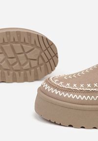 Renee - Ciemnobeżowe Śniegowce na Platformie z Futerkiem i Haftowanym Wzorem Celatusa. Okazja: na co dzień. Kolor: beżowy. Materiał: futro. Wzór: haft. Sezon: zima. Obcas: na platformie. Styl: casual #4