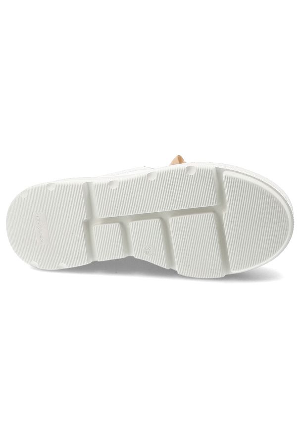 Sneakersy damskie Karino, cholewka ze skóry naturalnej gładkiej ozdobne sznurowanie z szerokimi wstążkami masywna podwyższona podeszwa zapewniająca s. Okazja: na co dzień. Zapięcie: sznurówki. Kolor: biały. Materiał: skóra. Szerokość cholewki: normalna. Wzór: gładki. Obcas: na platformie. Styl: casual, elegancki