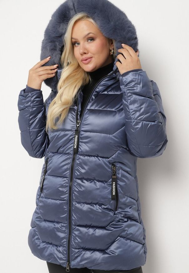 Born2be - Granatowa Kurtka z Pikowanymi Przeszyciami i Odpinanym Futerkiem przy Kapturze Vensie. Okazja: na co dzień. Kolekcja: plus size. Kolor: niebieski. Materiał: futro. Styl: klasyczny, casual, elegancki