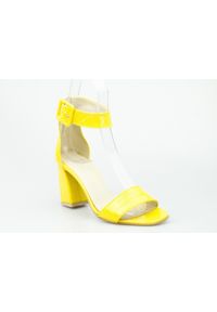 Inna - Sandały na słupku wężowe połyskujące żółte Optimo. Kolor: żółty. Materiał: materiał. Obcas: na słupku