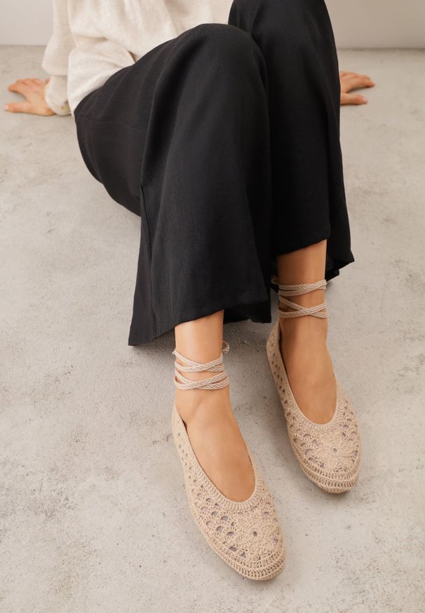 Renee - Ciemnobeżowe Boho Balerinki VICES z Szydełkową Cholewką i Wiązaniem Wokół Kostki Arriria. Okazja: na co dzień. Kolor: beżowy. Materiał: len. Szerokość cholewki: normalna. Wzór: aplikacja. Sezon: lato. Styl: boho