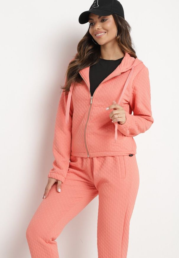 Born2be - Różowy Pikowany Komplet Dresowy z Bawełną Bluza z Kapturem i Spodnie Joggery Evalisseia. Kolor: różowy. Materiał: bawełna, dresówka