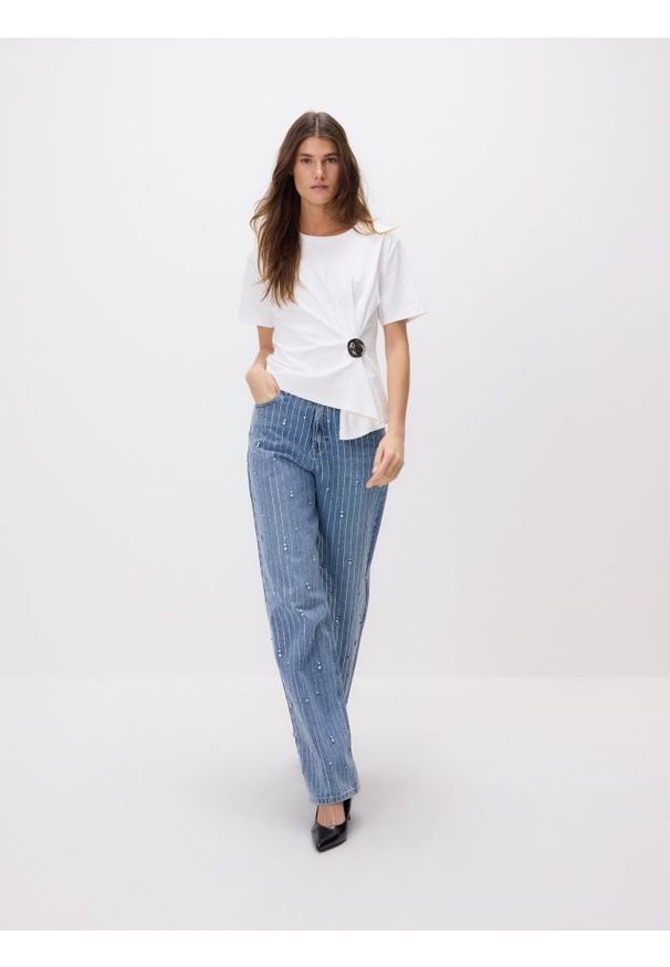 Reserved - Jeansy wide leg z aplikacjami - niebieski. Kolor: niebieski. Wzór: aplikacja