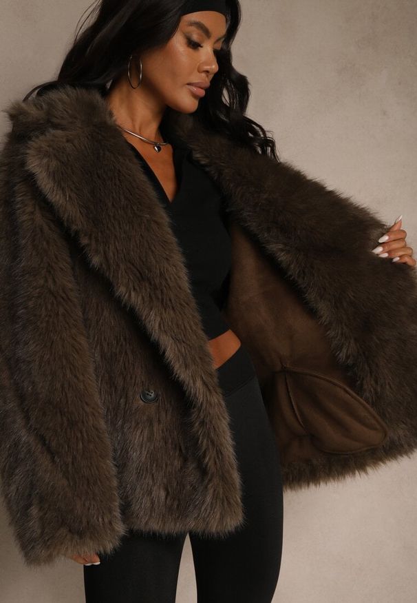 Renee - Brązowa Oversizowa Kurtka Futerko o Dwurzędowym Kroju Asonella. Okazja: na randkę, na co dzień. Typ kołnierza: golf. Kolor: brązowy. Materiał: futro. Wzór: aplikacja. Styl: casual
