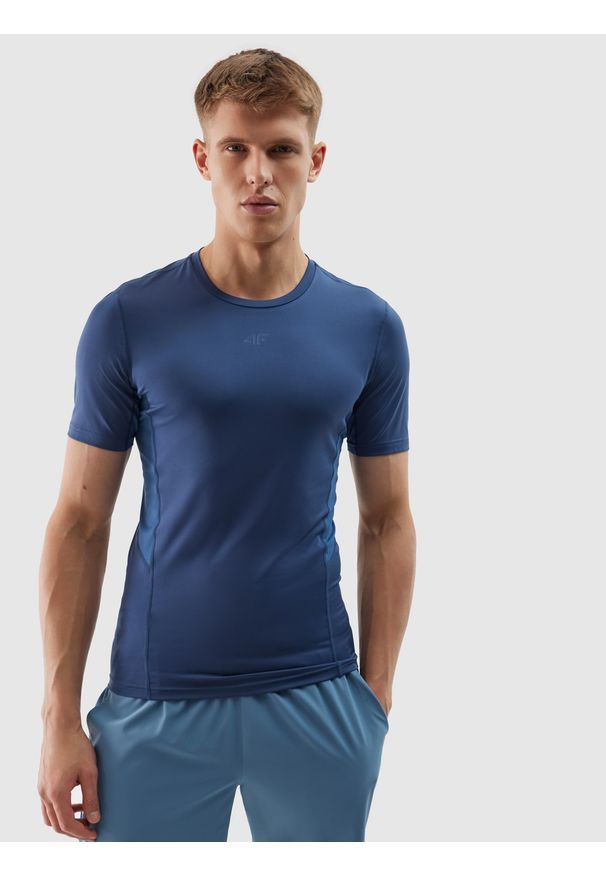4f - Koszulka treningowa slim z materiałów z recyklingu męska - denim. Kolor: niebieski. Materiał: materiał, denim. Długość rękawa: krótki rękaw. Długość: krótkie. Wzór: ze splotem, gładki. Sport: fitness