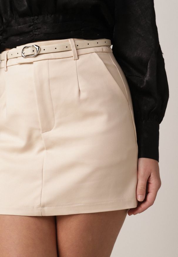 Born2be - Beżowa Ołówkowa Spódnica z Bawełną z Paskiem i Podszewką Typu Szorty Vikisola. Okazja: na co dzień, na spotkanie biznesowe, do pracy, na randkę. Kolor: beżowy. Materiał: bawełna. Styl: casual, biznesowy, elegancki