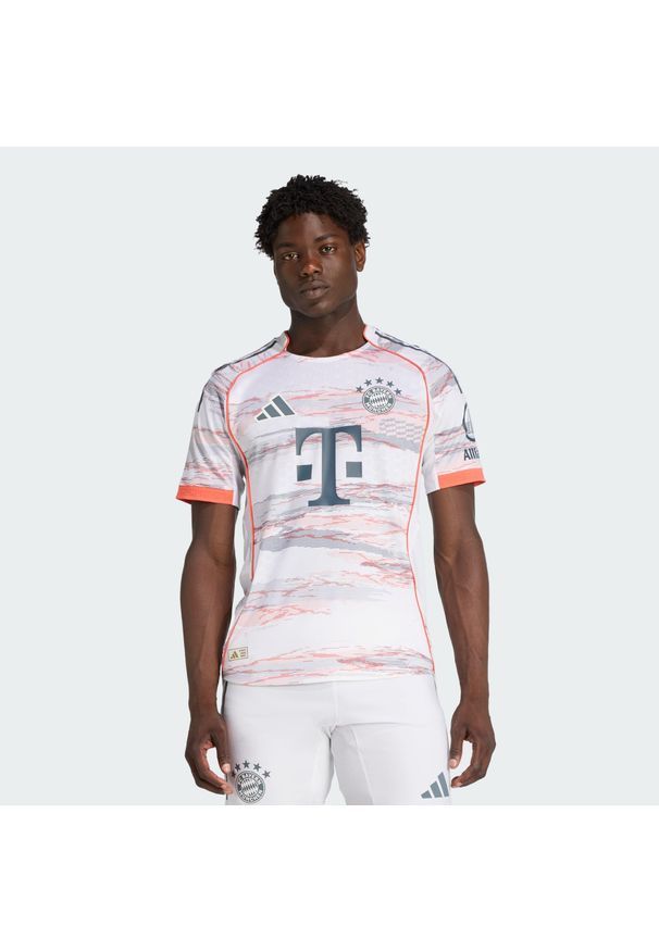 Adidas - Koszulka FC Bayern 25/26 Away Authentic. Kolor: biały. Sezon: lato. Sport: piłka nożna