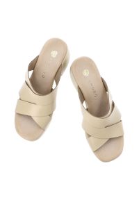 Klapki damskie Armodo, cholewka ze skóry naturalnej licowej z szerokimi krzyżującymi się paskami na wysokim obcasie, beżowe, 40524. Kolor: beżowy. Materiał: skóra. Obcas: na obcasie. Wysokość obcasa: wysoki #7