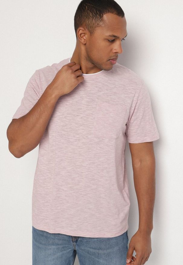 Born2be - Jasnoróżowa Koszulka z Ozdobną Kieszonką Uliadoretia. Okazja: na co dzień. Kolor: różowy. Materiał: jeans. Styl: casual, klasyczny