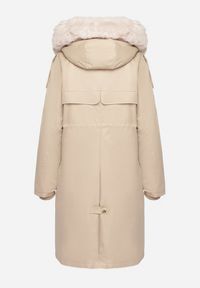 Born2be - Jasnobeżowa Kurtka Parka z Kapturem Futrzaną Wyściółką i Ściągaczem w Talii Semarien. Okazja: na co dzień. Typ kołnierza: kaptur. Kolor: beżowy. Materiał: futro. Długość rękawa: długi rękaw. Długość: długie. Styl: casual, klasyczny #2
