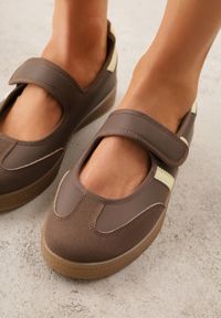 Born2be - Brązowe Tenisówki w Stylu Balerinek z Zapięciem na Rzep Talwan. Okazja: na spacer, na co dzień. Zapięcie: rzepy. Kolor: brązowy. Materiał: jeans. Styl: casual, elegancki, sportowy #5