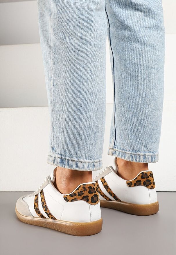 Renee - Biało-Panterkowe Sneakersy Typu Kultowe Tenisówki Zdobione Przeszyciami Remiana. Okazja: na co dzień. Kolor: biały. Materiał: jeans. Szerokość cholewki: normalna. Wzór: aplikacja. Obcas: na obcasie. Wysokość obcasa: niski