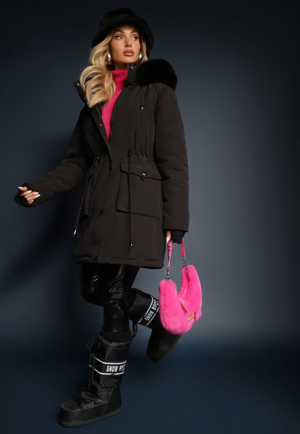 Renee - Czarna Dwustronna Kurtka Parka z Kapturem Wewnętrzna Strona Pikowana Harinna. Okazja: na co dzień. Typ kołnierza: kaptur. Kolor: czarny. Materiał: jeans, futro. Długość rękawa: długi rękaw. Długość: długie. Styl: klasyczny, casual, elegancki