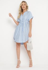 Born2be - Niebieska Pudełkowa Sukienka ze Ściągaczem w Talii Zdobiona Cyrkoniami Pilefia. Typ kołnierza: dekolt w kształcie V. Kolor: niebieski. Długość rękawa: krótki rękaw. Wzór: aplikacja. Styl: elegancki #4