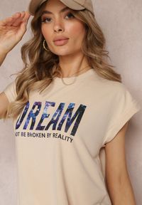 Renee - Beżowy 2-częściowy Komplet Dresowy z Szortami i T-shirtem Nariko. Kolor: beżowy. Materiał: dresówka. Wzór: napisy #3