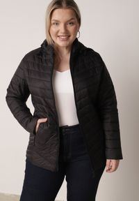 Born2be - Czarna Lekka Kurtka Przejściowa z Pikowaniem i Odpinanym Kapturem Alissara. Okazja: na co dzień. Kolekcja: plus size. Kolor: czarny. Materiał: jeans, nylon. Styl: casual, klasyczny #2