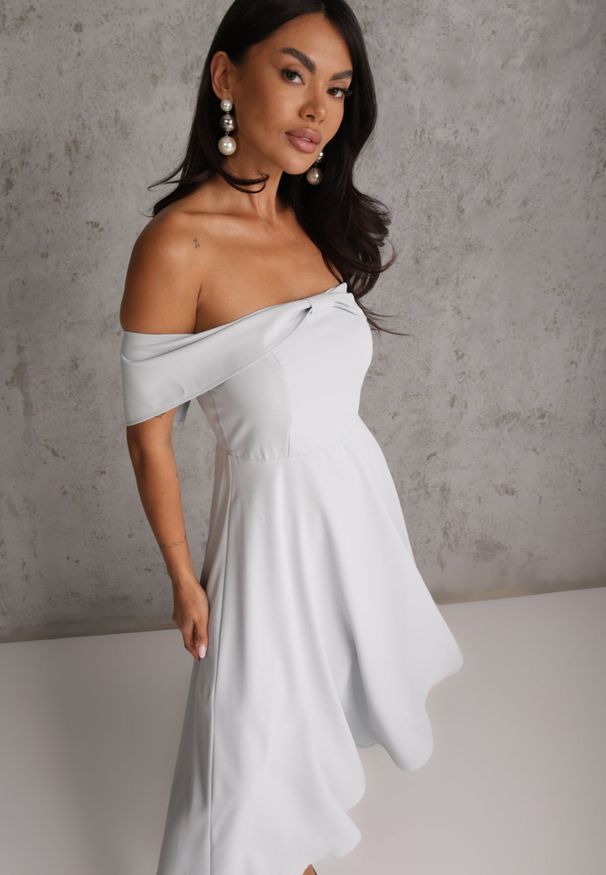 Renee - Niebieska Rozkloszowana Sukienka Koktajlowa VICES z Hiszpańskim Dekoltem Neamerianne. Okazja: na wesele, na ślub cywilny. Typ kołnierza: dekolt hiszpanka. Kolor: niebieski. Materiał: lakier, poliester. Typ sukienki: rozkloszowane. Styl: wizytowy