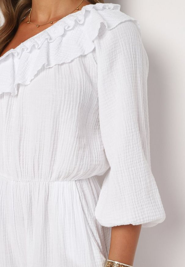 Born2be - Biały Asymetryczny Kombinezon z Bawełny Ozdobiony Falbaną przy Dekolcie i Gumką w Talii Jegelia. Okazja: na co dzień. Kolor: biały. Materiał: bawełna. Wzór: aplikacja. Styl: casual, elegancki